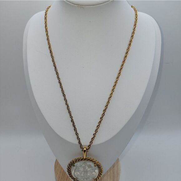 VTG. CROWN TRIFARI INTAGLIO VIRGO THE VIRGIN GOLD TONE TWISTED NECKLACE - Picture 2 of 10